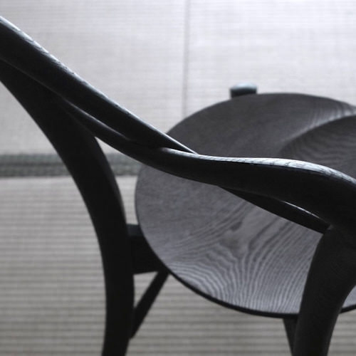 Czarne gięte drewniane krzesło
